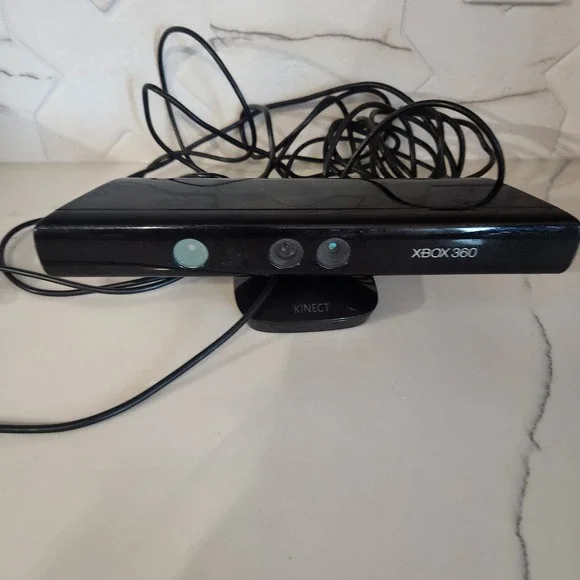 Microsoft Xbox 360 Kinect Sensor and Controller Bundle - Picture 2 of 9